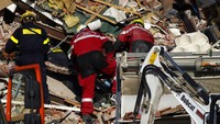 Dua gedung yang letaknya berdekatan dengan gedung yang diguncang ledakan dan ambruk, dilaporkan juga mengalami kerusakan berat. 