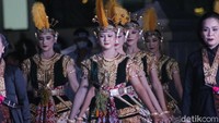 Bedhaya Sapta yang merupakan tarian Yasan Dalem (karya) Sri Sultan Hamengku Buwono IX dan ditarikan oleh 7 penari perempuan ini memiliki akhir cerita terjalinnya hubungan antara utusan Mataram dan tlatah Pasundhan. Sehingga penampilan Bedhaya Sapta ini secara simbolis diharapkan mampu menjadi jembatan hubungan kerja sama dan pertukaran budaya yang baik antara Daerah Istimewa Yogyakarta dan Provinsi Jawa Barat. 