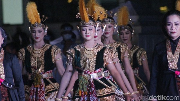 Bedhaya Sapta yang merupakan tarian Yasan Dalem (karya) Sri Sultan Hamengku Buwono IX dan ditarikan oleh 7 penari perempuan ini memiliki akhir cerita terjalinnya hubungan antara utusan Mataram dan tlatah Pasundhan. Sehingga penampilan Bedhaya Sapta ini secara simbolis diharapkan mampu menjadi jembatan hubungan kerja sama dan pertukaran budaya yang baik antara Daerah Istimewa Yogyakarta dan Provinsi Jawa Barat. Bedhaya Sapta yang merupakan tarian Yasan Dalem (karya) Sri Sultan Hamengku Buwono IX dan ditarikan oleh 7 penari perempuan ini memiliki akhir cerita terjalinnya hubungan antara utusan Mataram dan tlatah Pasundhan. Sehingga penampilan Bedhaya Sapta ini secara simbolis diharapkan mampu menjadi jembatan hubungan kerja sama dan pertukaran budaya yang baik antara Daerah Istimewa Yogyakarta dan Provinsi Jawa Barat.
