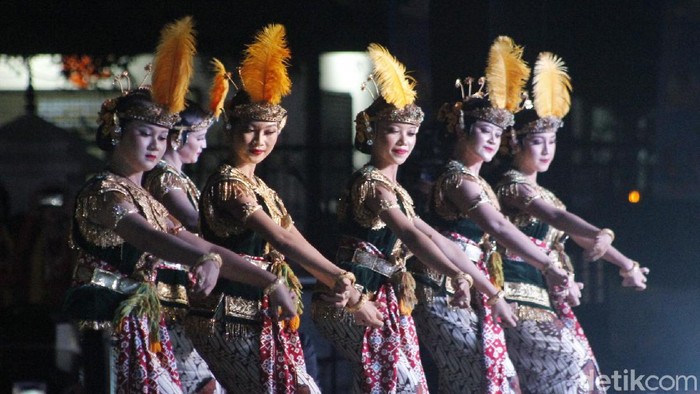 Gemulai Tarian Bedhaya Sapta Saat Pentas di Bandung Tarian Bedhaya Sapta dan Beksan Menak Kakung Umamarya-Umarmadi dipentaskan dalam gelaran Gempita Budaya (Gelar Muhibah Pikat Amerta Budaya) Jawa Barat - Yogyakarta pada Selasa (7/12/2021) malam. Ini merupakan kali pertama Bedhaya Sapta ditarikan di Bandung.