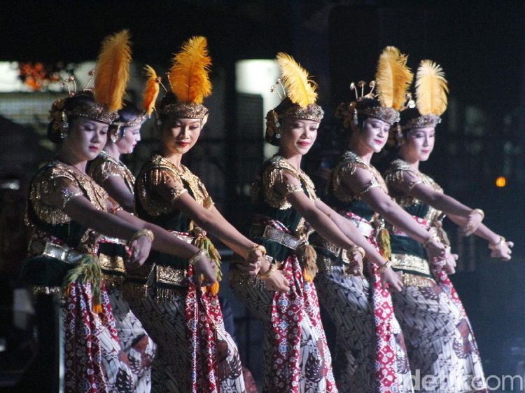 Gemulai Tarian Bedhaya Sapta Saat Pentas di Bandung