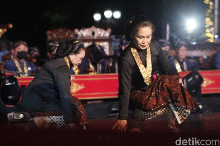 Tarian Bedhaya Sapta dan Beksan Menak Kakung Umamarya-Umarmadi dipentaskan dalam gelaran Gempita Budaya (Gelar Muhibah Pikat Amerta Budaya) Jawa Barat - Yogyakarta pada Selasa (7/12/2021) malam. Ini merupakan kali pertama Bedhaya Sapta ditarikan di Bandung.