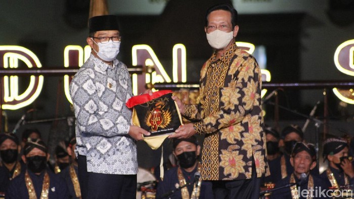 Tarian Bedhaya Sapta dan Beksan Menak Kakung Umamarya-Umarmadi dipentaskan dalam gelaran Gempita Budaya (Gelar Muhibah Pikat Amerta Budaya) Jawa Barat - Yogyakarta pada Selasa (7/12/2021) malam. Ini merupakan kali pertama Bedhaya Sapta ditarikan di Bandung.