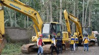 Miftakhul Anas, Sekretaris Perusahaan Brantas Abipraya, mengungkapkan bantuan yang diberikan langsung yaitu alat berat untuk memudahkan proses evakuasi korban berupa delapan excavator, satu loader, lima dump truck, tiga buldoser serta dua unit mobil ambulans yang bersiap di lokasi.  