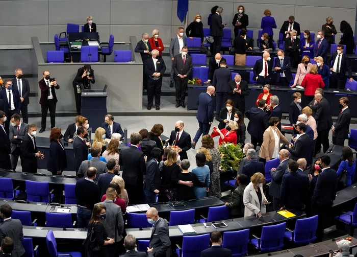 Germany New Government Olaf Scholz of the Social Democrats, center, waves after he was elected new German Chancellor in the German Parliament Bundestag in Berlin, Wednesday, Dec. 8, 2021. The election and swearing-in of the new Chancellor and the swearing-in of the federal ministers of the new federal government will take place in the Bundestag on Wednesday. (Photo/Markus Schreiber)