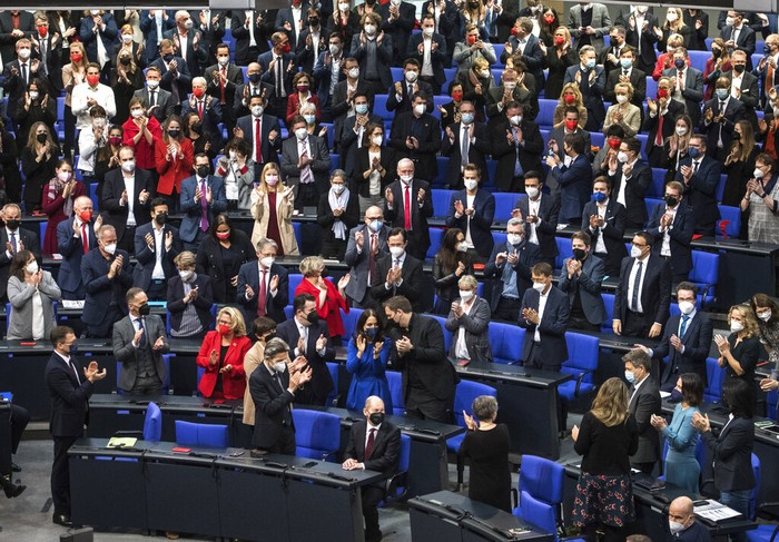 Germany New Government Olaf Scholz of the Social Democrats, center, waves after he was elected new German Chancellor in the German Parliament Bundestag in Berlin, Wednesday, Dec. 8, 2021. The election and swearing-in of the new Chancellor and the swearing-in of the federal ministers of the new federal government will take place in the Bundestag on Wednesday. (Photo/Markus Schreiber)