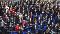 Olaf Scholz (depan, duduk) mendapatkan standing applause dari para anggota parlemen.  Ia menggantikan Angela Merkel yang menjabat sebagai kanselir selama 16 tahun.