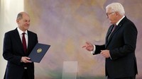 Olaf Scholz bersama Presiden Jerman, Frank-Walter Steinmeier usai pengambilan sumpah jabatan. Olaf Scholz menjabat sebagai kanselir usai partai koalisi SPD menunjuk dirinya menggantikan Angela Merkel.