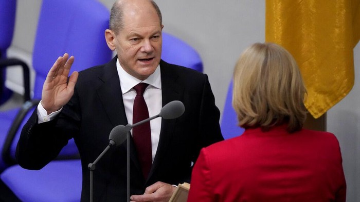 Olaf Scholz of the Social Democrats, center, waves after he was elected new German Chancellor in the German Parliament Bundestag in Berlin, Wednesday, Dec. 8, 2021. The election and swearing-in of the new Chancellor and the swearing-in of the federal ministers of the new federal government will take place in the Bundestag on Wednesday. (Photo/Markus Schreiber)