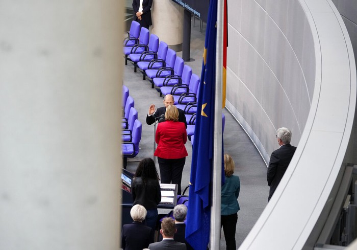 Germany New Government Olaf Scholz of the Social Democrats, center, waves after he was elected new German Chancellor in the German Parliament Bundestag in Berlin, Wednesday, Dec. 8, 2021. The election and swearing-in of the new Chancellor and the swearing-in of the federal ministers of the new federal government will take place in the Bundestag on Wednesday. (Photo/Markus Schreiber)