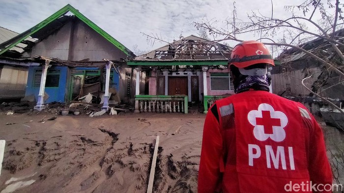 Tim SAR gabungan terus melakukan pencarian korban erupsi Gunung Semeru. Pencarian dilanjutkan di Dusun Curah Kobokan, Desa Supiturang, Kecamatan Pronojiwo.