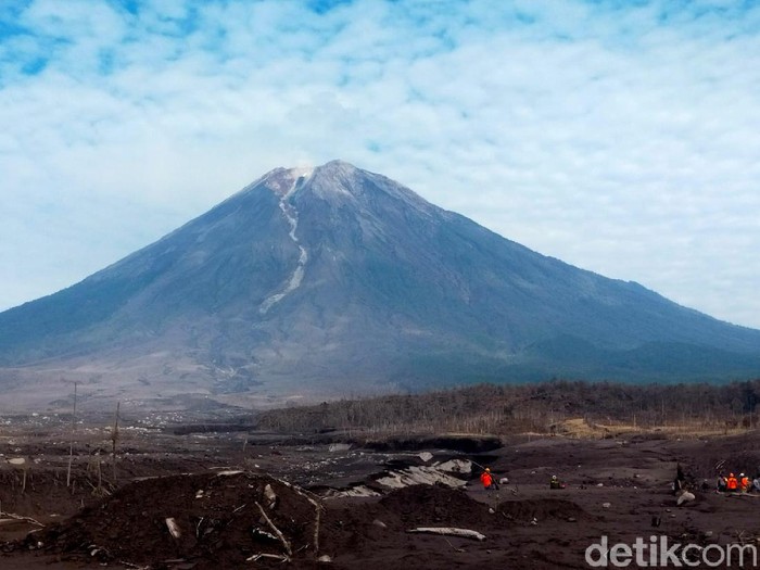 Gunung Semeru kembali erupsi hari ini, pada pukul 00.01 WIB. Tinggi kolom abu teramati 500 meter di atas puncak Semeru.