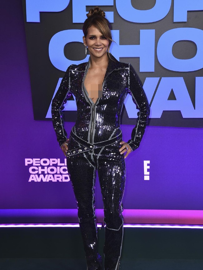 Halle Berry mengungkap kalau masa kecilnya sangat traumatis. Aktris 55 tahun ini mengungkap kalau mendiang ayahnya sangat kasar dan suka menyiksa. “Banyak sekali penyiksaan di masa kecilku. Saya tumbuh dengan ayah yang sangat kasar, baik secara verbal, emosional maupun fisik,” ujarnya. Foto: Jordan Strauss/Invision/AP