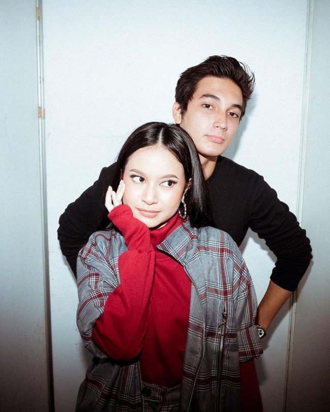 Nama Hanggini sempat menjadi trending di Twitter karena cuitannya yang membahas tentang perselingkuhan. Pemilik nama lengkap Hanggini Purinda Retto itu sebelumnya diketahui sempat terlibat cinta lokasi dengan lawan mainnya di film Geez & Ann, Junior Roberts. Foto: Instagram/juniorrobertss