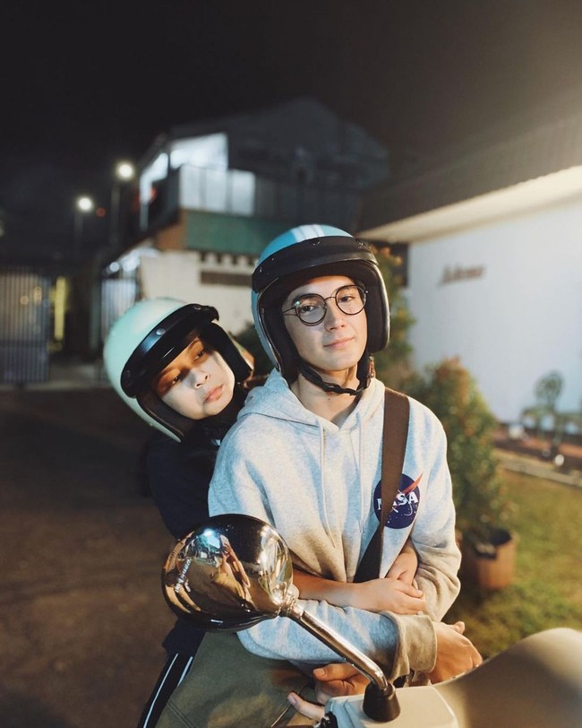 Karena cuitan-cuitannya itu, Hanggini pun menjadi ramai diperbincangkan oleh warganet hingga menjadi trending di Twitter. Jika keduanya memang benar sudah putus, maka tak sedikit netizen yang berharap Hanggini dan Junior Roberts bisa kembali bersama lagi. Foto: Instagram/juniorrobertss