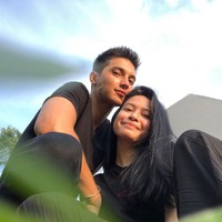 Walaupun kabar putusnya hubungan keduanya telah menjadi viral dan banyak diperbincangkan, namun baik Hanggini maupun Junior Roberts sama-sama belum memberikan keterangan lebih lanjut mengenai hal tersebut. Foto: Instagram/juniorrobertss