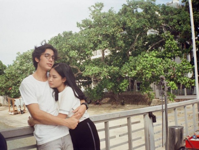 Usai cuitan Hanggini di Twitter menjadi viral, aktris 22 tahun itu pun kini dikabarkan telah putus dari sang kekasih, Junior Roberts. Junior Roberts diduga telah berselingkuh dengan lawan mainnya di serial Mozachiko, Rebecca Klopper. Foto: Instagram/juniorrobertss