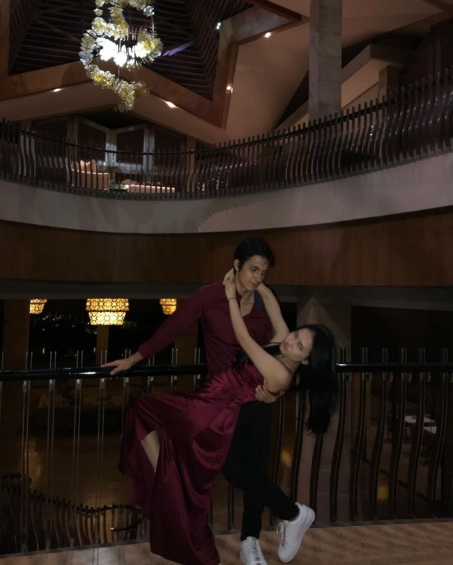 Padahal tak sedikit netizen yang mengidolakan hubungan Hanggini dan Junior Robert. Pasangan tersebut dinilai serasi dan couple goals. Bagaimana menurutmu? Foto: Instagram/juniorrobertss