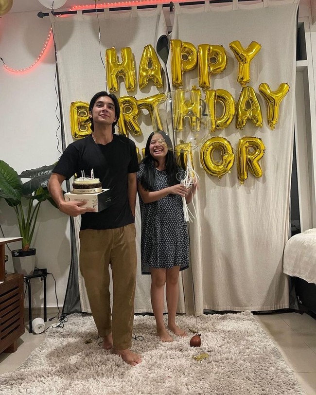 Sebaliknya, saat ulang tahun Junior Roberts yang ke-21 pada 9 November lalu, Hanggini pun masih terlihat mendampingi kekasihnya itu. Seperti yang terlihat dalam foto, keduanya tampak merayakan ulang tahun bersama. Foto: Instagram/juniorrobertss