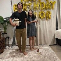 Sebaliknya, saat ulang tahun Junior Roberts yang ke-21 pada 9 November lalu, Hanggini pun masih terlihat mendampingi kekasihnya itu. Seperti yang terlihat dalam foto, keduanya tampak merayakan ulang tahun bersama. Foto: Instagram/juniorrobertss