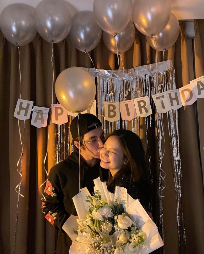 Saat ulang tahun Hanggini yang ke-22 pada 21 September 2021 lalu keduanya masih terlihat bersama. Junior Roberts bahkan masih memberikan kejutan untuk kekasihnya itu. Foto: Instagram/juniorrobertss