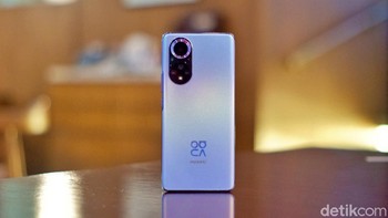 Ini adalah Huawei Nova 9 Stary Blue, punya berat 175 gram dan ketebalan 7,77 mm. Foto: Adi Fida Rahman/detikINET