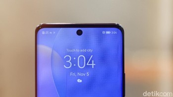 Mengadopsi punch hole yang menjadi rumah bagi kamera 32 MP yang bisa merekam 4K. Foto: Adi Fida Rahman/detikINET