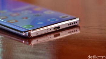 Baterainya berkapasitas 4.300 dengan pengisian cepat 66W. Foto: Adi Fida Rahman/detikINET