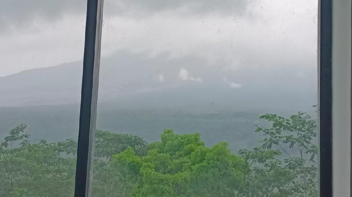 Hujan deras sempat mengguyur Dusun Renteng, Kecamatan Candipuro, Kabupaten Lumajang, sekitar pukul 09.30 WIB, Rabu (8/12/2021). Proses pencarian yang dilakukan petugas gabungan BPBD, TNI/Polri dan sukarelawan dihentikan.