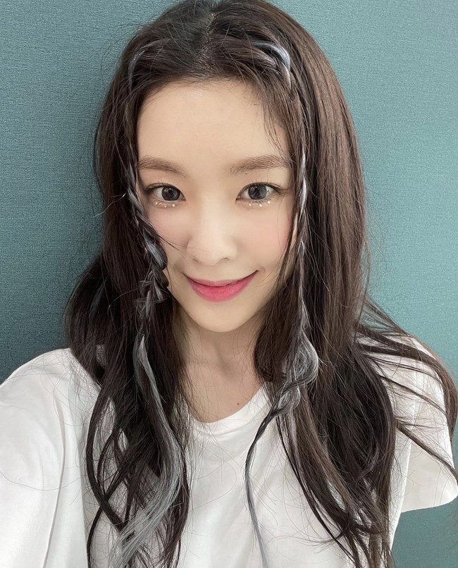 Irene Red Velvet dikenal sebagai “The Daegu Ulzzang” alias pemilik wajah terbaik dari Daegu sebelum debut. Dalam acara televisi Cultwo Show, terungkap bahwa leader Red Velvet itu sangat populer di SMA. Banyak siswa laki-laki yang datang ke kelasnya hanya untuk melihat Irene. Foto: dok Instagram @renebaebae