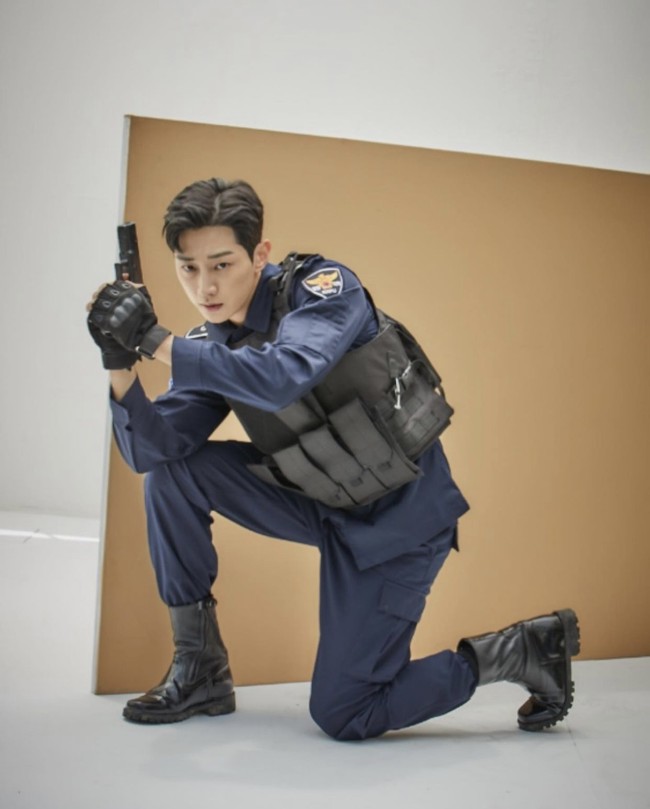 Jinyoung B1A4 dikenal sebagai ulzzang yang populer di Cyworld, bahkan memulai karier musiknya berkat aplikasi itu. Ia mendapat banyak tawaran akting setelah debut sebagai idol KPop. Terbaru, Jinyoung dipasangkan dengan Krystal Jung dalam drama Korea Police University. Foto: dok Instagram @jinyoung0423