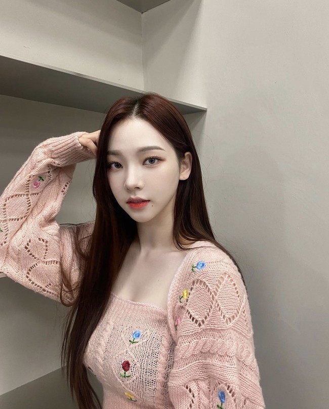 Karina aespa dikenal sebagai ulzzang sebelum bergabung dengan agensi SM Entertainment. Sebelum memulai debut, pemilik nama asli Yoo Jimin itu pun menjadi model video klip Taemin SHINee. Karina aespa sontak mencuri perhatian saat diumumkan sebagai personel aespa. Foto: dok Instagram @aespa_official