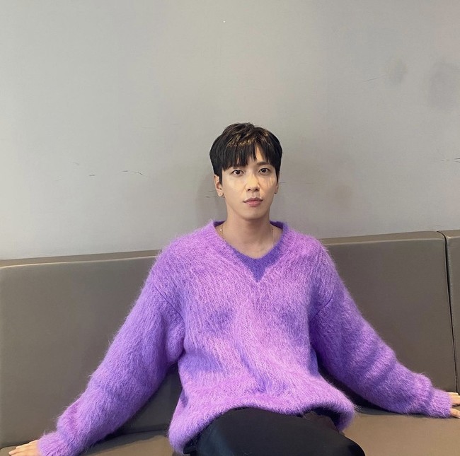 Yonghwa CNBLUE telah menjajal dunia akting sebelum populer sebagai vokalis bandnya. Ia dikenal sebagai ulzzang semasa sekolah dan semakin populer saat membintangi drama Korea You Are Beautiful bersama Park Shin Hye pada 2009. Foto: dok Instagram @jyheffect0622