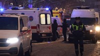 Kendaraan polisi dan ambulans diparkir di pusat layanan pemerintah Moskow, Rusia. Pihak berwenang dan media Russia mengatakan pria itu melepaskan tembakan usai diminta mengenakan masker. Empat orang lainnya terluka