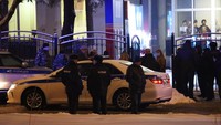 Polisi menjaga area dekat pusat layanan pemerintah Moskow di Moskow, Rusia, Selasa, (7/12) malam. Seorang pria bersenjata melepaskan tembakan di sebuah pusat layanan pemerintah Moskow dan menewaskan dua orang.