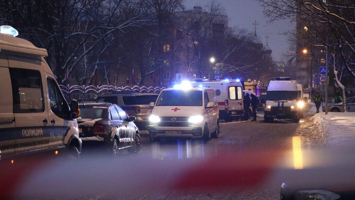 Kendaraan polisi dan ambulans diparkir di pusat layanan pemerintah Moskow di Moskow, Rusia, Selasa, 7 Desember 2021. Seorang pria bersenjata melepaskan tembakan di pusat layanan pemerintah Moskow dan menewaskan dua orang Selasa, dilaporkan setelah disuruh mengenakan masker , pihak berwenang dan media Rusia mengatakan. Empat orang lainnya terluka. Walikota Moskow Sergei Sobyanin mengatakan di Twitter bahwa seorang tersangka telah ditahan. (Foto Artem Taranenko/Kantor Berita Moskow via AP)