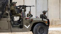 Tentara Israel mengamankan lokasi upacara yang menandai selesainya peningkatan penghalang keamanan di sepanjang perbatasan Israel-Gaza.