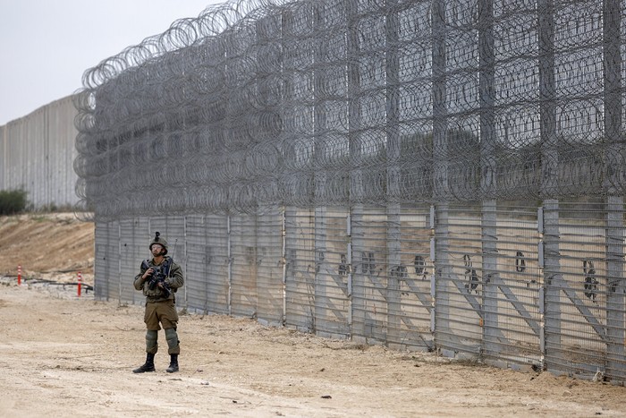 Israel pada Selasa, (7/12/2021), mengumumkan penyelesaian peningkatan keamanan di sekitar Jalur Gaza yang dirancang untuk mencegah gerilyawan menyelinap ke negara itu. (AP Photo/Tsafrir Abayov)