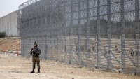 Seorang tentara Israel berjaga selama upacara pembukaan penghalang bawah tanah yang baru selesai di sepanjang perbatasan Israel-Gaza, Selasa, (7/12/2021). Israel telah mengumumkan selesainya peningkatan penghalang keamanan di sekitar Jalur Gaza yang dirancang untuk mencegah militan menyelinap ke wilayah Israel.