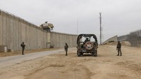 Menteri Pertahanan Benny Gantz mengumumkan penyelesaian penghalang setelah lebih dari tiga tahun konstruksi, mengatakan itu menempatkan dinding besi antara Hamas dan penduduk Israel selatan.