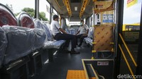Fitur guiding block juga membuat siswa difabel terbantu, selain itu bus ini juga memiliki kursi khusus difabel.