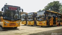 Sejumlah bus sekolah baru terparkir di Dinas Perhubungan dan Transportasi Unit Pengelola Angkutan Sekolah, Jakarta, Rabu (8/12/2021).