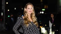 Jennifer Lawrence bercerita keputusannya buat hiatus disambut pandemi. Sehingga semua terasa berjalan sesuai rencana. (Foto: dok. Instagram @colbertlateshow)