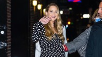 Keluar dari studio, Jennifer Lawrence langsung diserbu paparazzi. Baby bump-nya memang mencuri perhatian. (Foto: dok. Instagram @colbertlateshow)