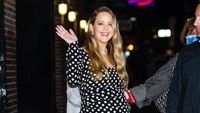 Jennifer Lawrence tengah hamil anak dari pernikahannya dengan Cooke Maroney. Pasangan ini menikah di tahun 2019. (Foto: dok. Instagram @colbertlateshow)