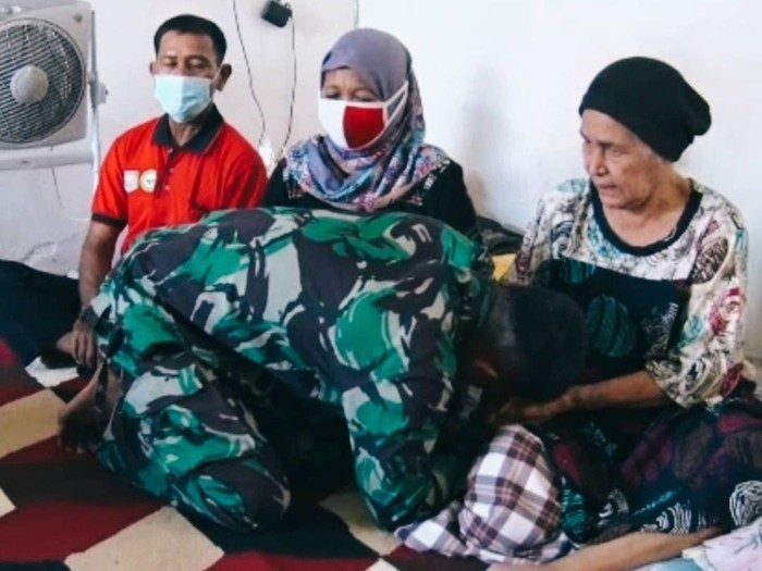 Kasus perselisihan Koptu Mesman dengan ibu mertuanya diselesaikan secara kekeluargaan. Koptu Mesman bersimpuh meminta maaf kepada mertua hingga istrinya. (Instagram @lanud_roesmin_nurjadin)