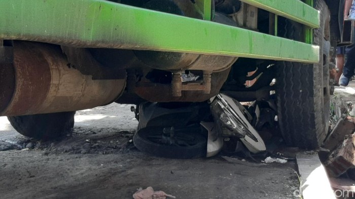 Kecelakaan karambol truk-mobil-motor di Banyumas, Rabu (8/12/2021).