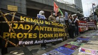 Pengunjukrasa membawa sejumlah poster dan spanduk dalam aksi tersebut.
