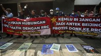 Mereka berorasi meminta pemerintah menghentikan hubungan diplomatik dengan China.