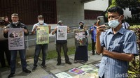 Salah satu peserta tampak mengabadikan rekan-rekannya yang menggelar aksi di depan Kedubes China untuk Indonesia di Jakarta.